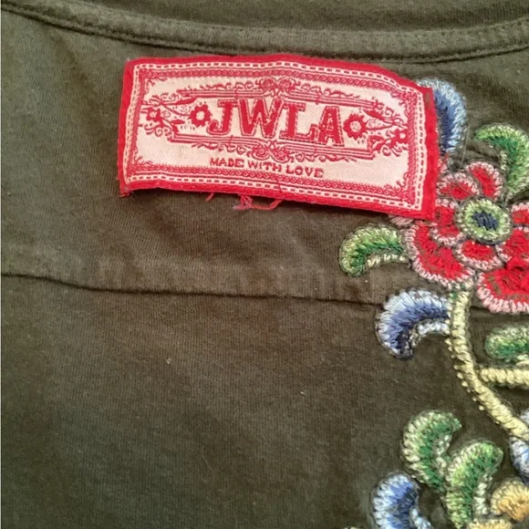 JWLA Olive Knit Tee with Embroidery - Picture 4 of 6